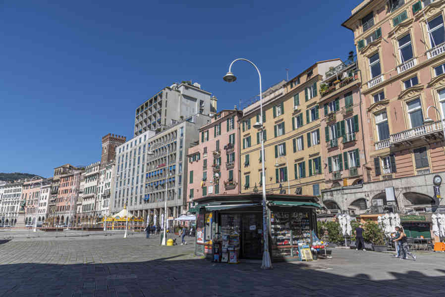 Italia - Génova 110 - plaza Caricamento.jpg